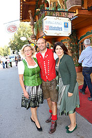 Trudi Renoldi, Klaus Renoldi jr. vor der Wildstuben (©Foto: Martin Schmitz)